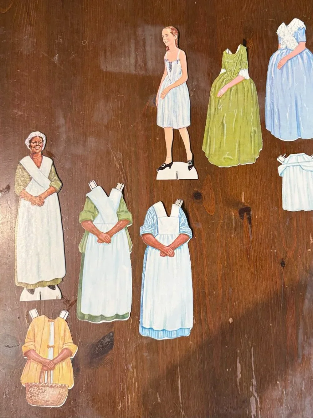 Paper Dolls!! Vintage Colonial Williamsburg set with 8 characters/40 clothing pc